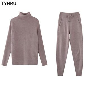 Turtleneck Tracksuit - Knitted Sweater and Elastic Joggers